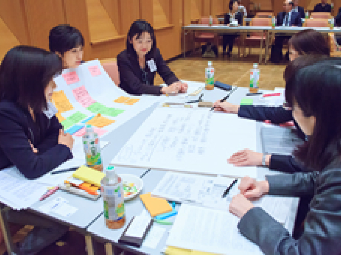 女性マネジメント職を対象とした研修を実施。その研修の中で、経営幹部との交流や、さらなる成長に向けたモチベーションの醸成等を実施