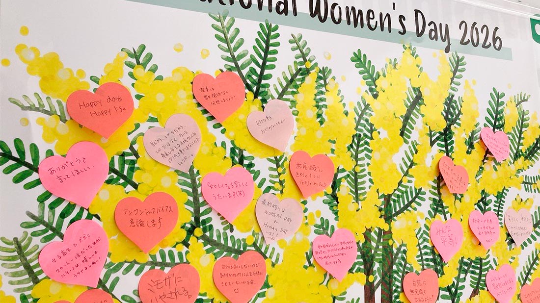 国際女性デー 東京支社 ミモザの花を持って微笑む従業員